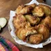 Beignets de bringelle 974 croustillants dans une assiette, avec des tranches d'aubergine crue à côté