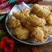 Beignets de fleurs de capucine croustillants servis avec des fleurs fraîches