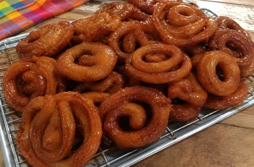 Bonbons miel réunionnais en spirale, dorés et brillants de sirop, sur une grille