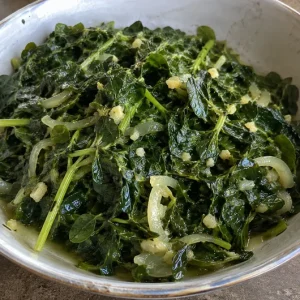Bouillon de brèdes mouroungue (moringa) dans un bol, feuilles mijotées à l'ail, au gingembre et à l'oignon