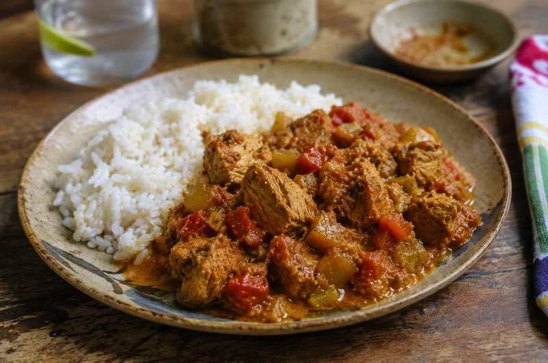 Cari thon réunionnais servi avec du riz blanc dans une assiette