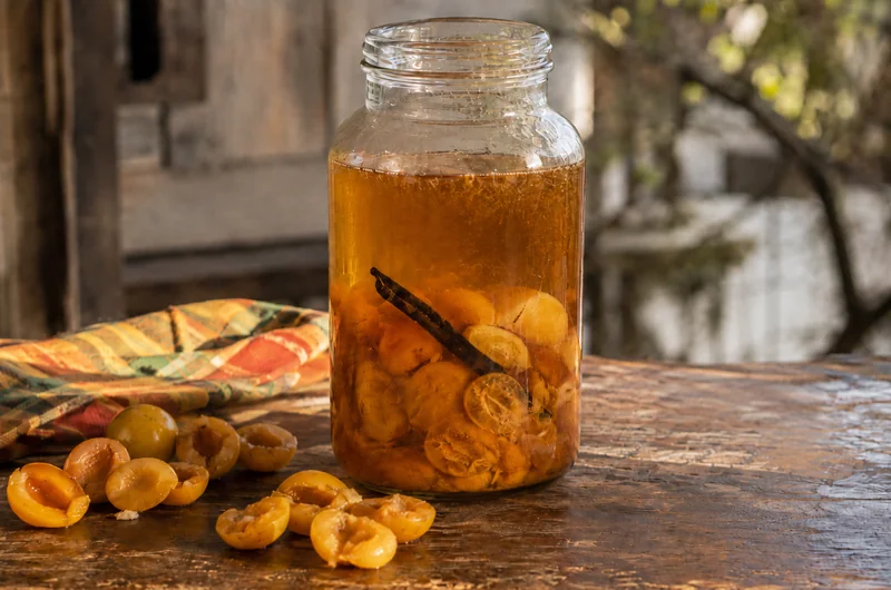 Bocal de rhum arrangé mirabelle en macération avec une gousse de vanille