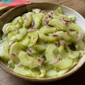 Rougail concombre réunionnais dans un bol, avec oignon rouge et coriandre