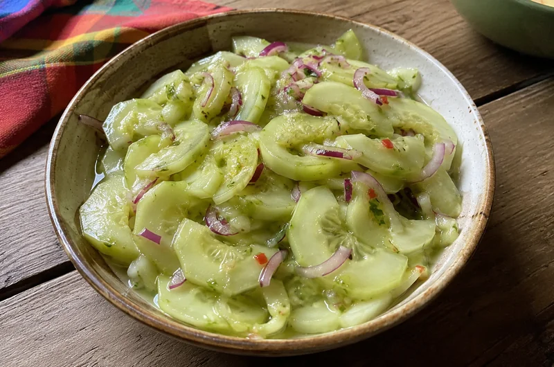 Rougail concombre réunionnais dans un bol, avec oignon rouge et coriandre