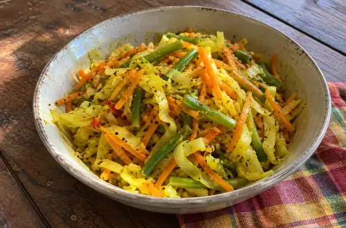 Achards de légumes réunionnais : chou, carottes et haricots verts au curcuma