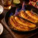 Bananes flambées au rhum dans une poêle en fonte, sirop caramélisé à la vanille, avec glace vanille