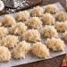 Bonbons coco réunionnais en petits tas sur papier sulfurisé, avec noix de coco, vanille et café