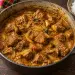 Cabri massalé réunionnais dans une marmite en fonte, sauce au massalé, caloupilé, avec un bol de riz blanc