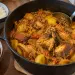 Cocotte de cari poulet fumé : morceaux de poulet à la peau ambrée, pommes de terre et sauce dorée au curcuma, avec un bol de riz blanc et un bol de grains