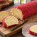 Gâteau chemin de fer réunionnais roulé dans le sucre rouge, tranches montrant la spirale de biscuit et de crème au beurre
