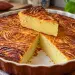Gâteau patate douce réunionnais au dessus doré et rayé, une part coupée dans le moule