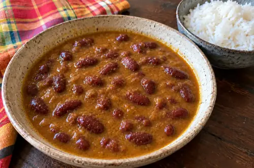 Grains réunionnais : haricots rouges mijotés dans une sauce brune et onctueuse, dans un bol en grès, à côté d'un bol de riz blanc