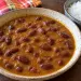 Grains réunionnais : haricots rouges mijotés dans une sauce brune et onctueuse, dans un bol en grès, à côté d'un bol de riz blanc