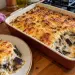 Gratin de bringelles réunionnais dans un plat rouge sorti du four : croûte de fromage dorée, cubes d'aubergine fondants dans la béchamel, une part servie dans une assiette à côté
