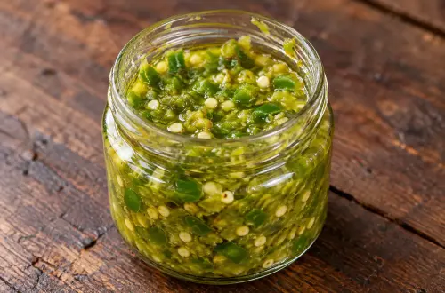 Pâte de piment vert réunionnaise, pilée et couverte d'huile, dans un petit bocal en verre