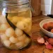 Bocal de rhum arrangé letchi : letchis épluchés et gousse de vanille dans un rhum clair, coupelle de letchis frais à côté