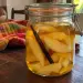 Bocal de rhum arrangé poire vanille : quartiers de poire épluchés et gousse de vanille dans un rhum doré