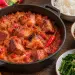 Rougail boucané réunionnais en marmite, cubes de poitrine fumée en sauce tomate, avec riz, lentilles et brèdes