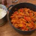 Marmite en fonte de rougail sounouk : poisson fumé effiloché et doré dans une sauce tomate aux oignons, casserole de riz blanc à côté